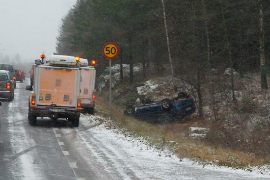 Avåkning Knivsta En bil ligger på taket efter avåkning i Knivsta.
