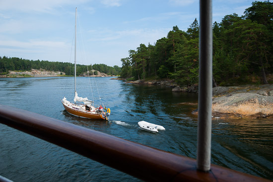 Segelbåtar går för motor genom skärgården Segelbåtar går för motor genom skärgården