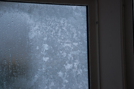 Frost på insidan av fönstren Frost på insidan av fönstren