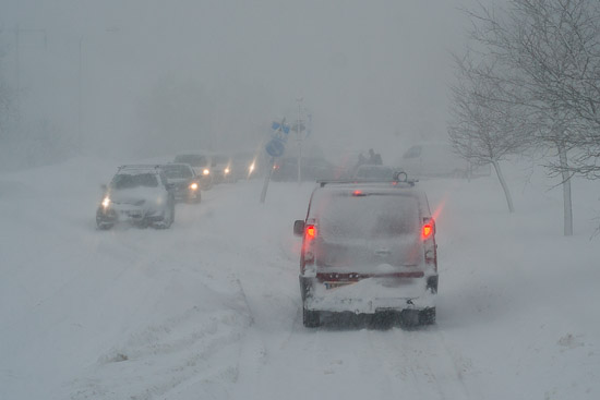 Personbilarna fastnade också i snön Personbilarna fastnade också i snön