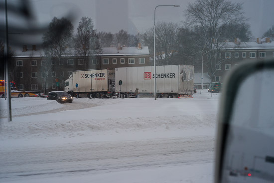 En tungbärgare har anlänt för att dra loss långtradaren En tungbärgare har anlänt för att dra loss långtradaren