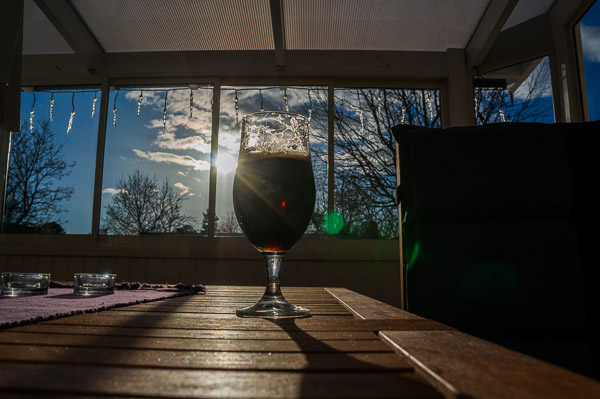Solen värmer upp den inglasade altanen Solen värmer upp den inglasade altanen